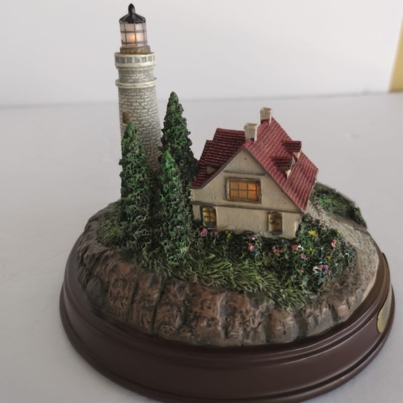 Thomas Kinkade lighthouse sculpture - Picture 9 of 14